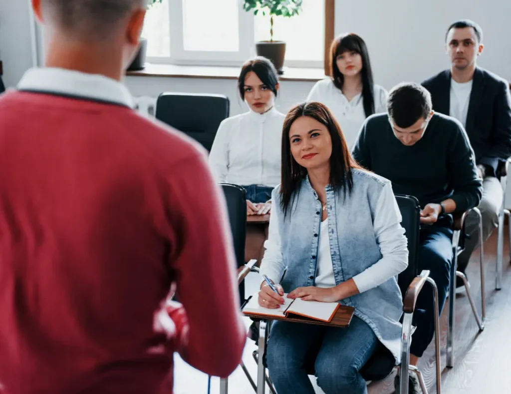 un docente di spalle rivolto verso i discenti