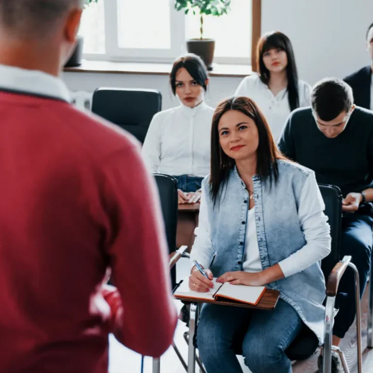 un docente di spalle rivolto verso i discenti