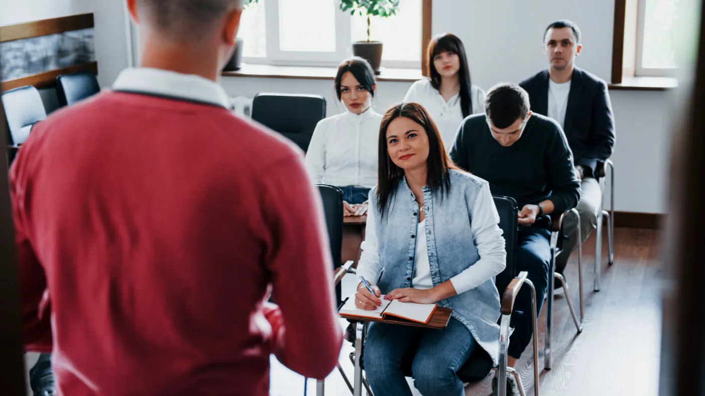 un docente di spalle rivolto verso i discenti